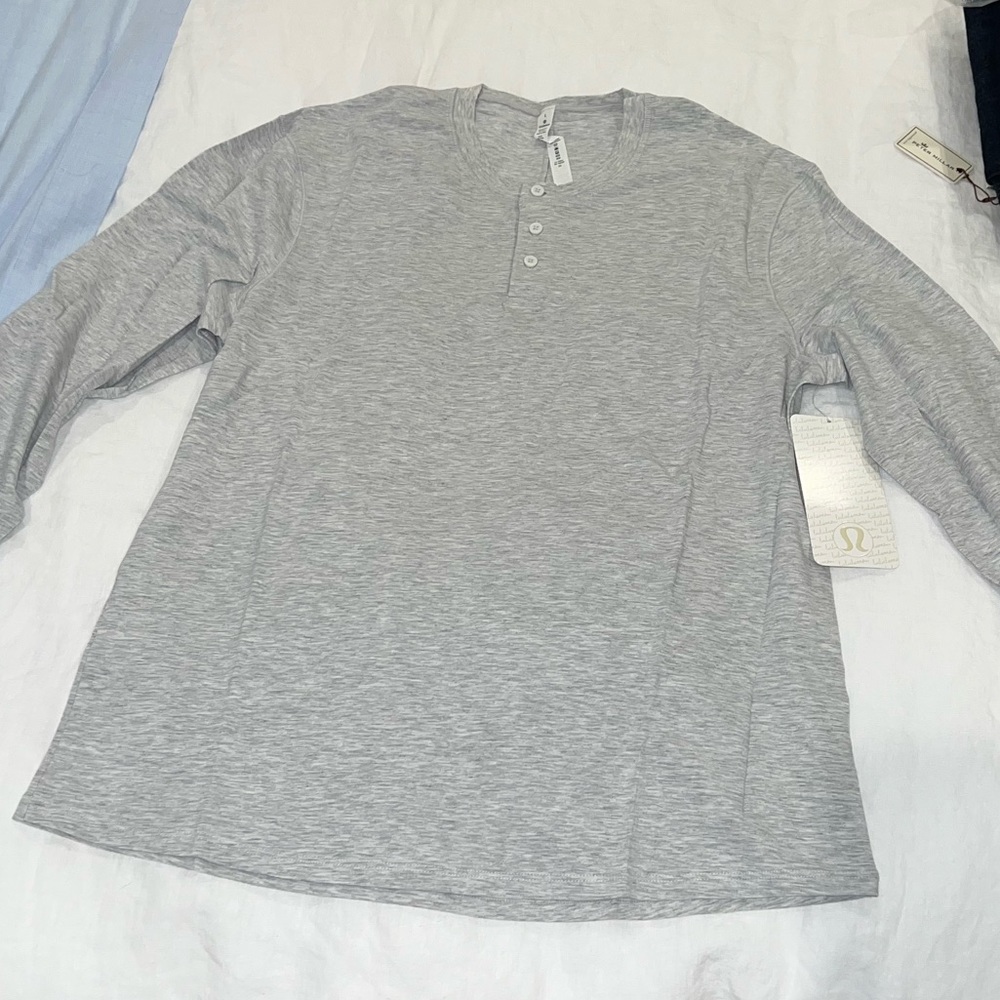 Mens Lululemon Henley tee Large light grey never worn still has tags